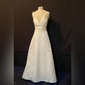 Ivory Weddings Dress 10 Deep V- Neck Sleeveless Aline Designer DaVinci NWOT